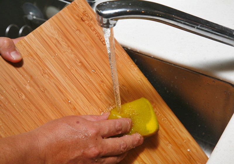 清洁菜板要注意(清洁菜板的方法)