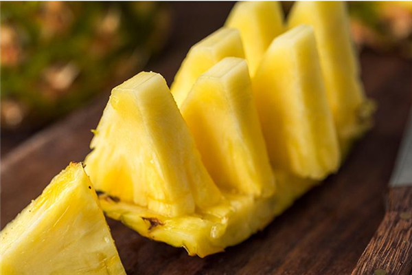 凤梨是长在哪里的(凤梨是长在哪里的)