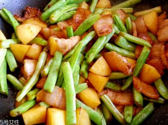 芸豆能和虾一起吃吗(芸豆能和虾一起吃吗)