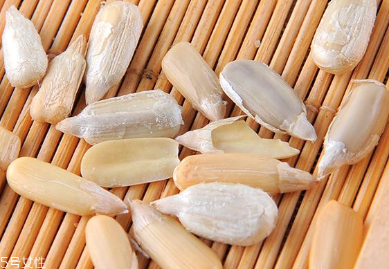 瓜子壳卡在喉咙怎么办(瓜子壳卡在喉咙怎么办最有效的办法)