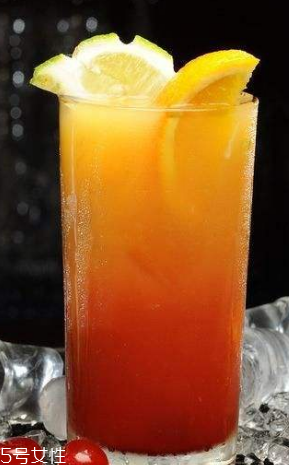 果汁能和蔬菜汁一起喝吗(蔬菜和水果可以一起榨果汁吗) 果汁能和蔬菜汁一起喝吗(蔬菜和水果可以一起榨果汁吗)