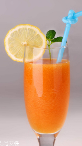 吸烟时能喝果汁吗(吃饭时可以喝果汁吗)