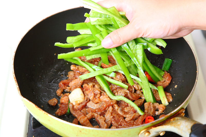 青椒怎么保持鲜绿(如何保持青椒的绿色)