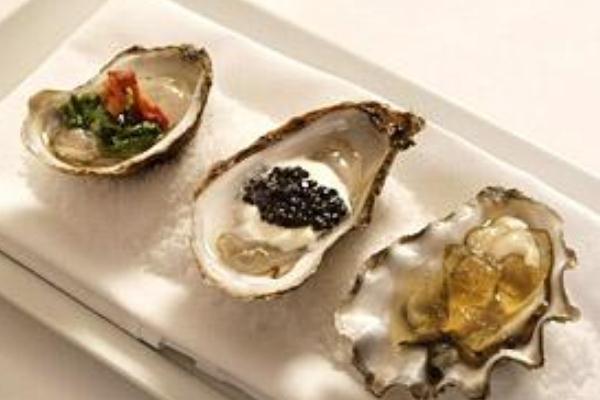 吃生蚝可以喝牛奶吗(吃生蚝可以喝牛奶吗?)