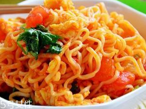 方便面干吃和泡着吃哪个热量高(干吃泡面和泡方便面哪个热量高)