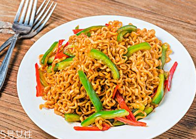 小孩子能吃方便面吗(小孩子能吃方便面吗有害吗)