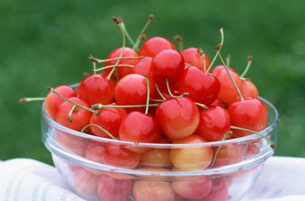 樱桃表面坑坑洼洼(樱桃表面坑坑洼洼怎么回事)