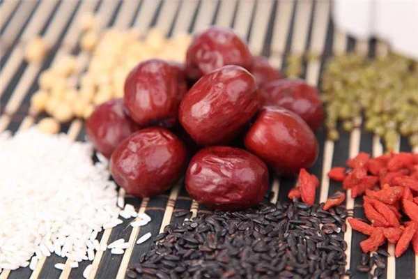 红枣吃了会上火吗(酥脆红枣吃了会上火吗)