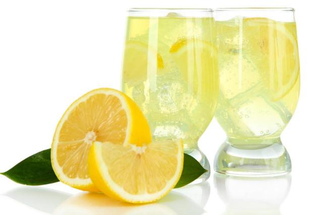 柠檬水是凉性还是热性(用柠檬泡水喝对身体有什么好处)