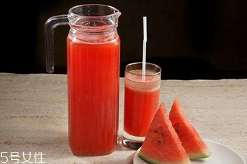 吃西瓜怎么避免弄到衣服上(西瓜弄到衣服上面怎么洗下来)