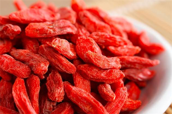 枸杞保质期多久(枸杞保质期多久,过期了还能吃吗)