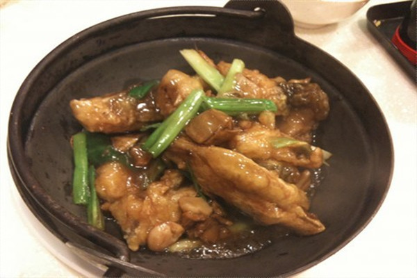 鱼腩煲不能和什么一起吃(牛腩可以和鱼一起吃吗) 鱼腩煲不能和什么一起吃(牛腩可以和鱼一起吃吗)