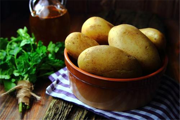 土豆变绿了还能吃吗(土豆变绿了还能吃吗?)
