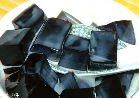 黑凉粉的做法(怎样制作凉粉)