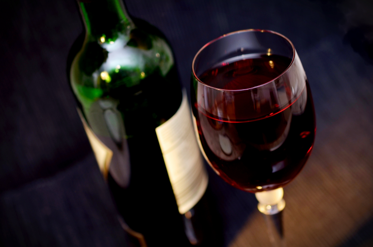 睡前喝红酒有助睡眠吗(喝红酒能改善睡眠吗)