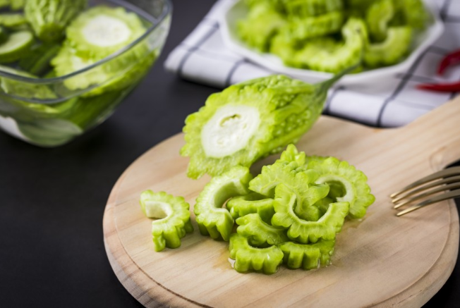 苦瓜的功效(苦瓜的功效和作用)