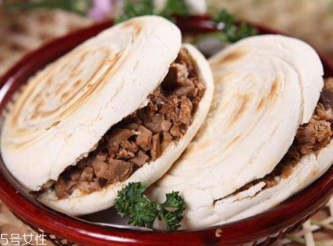 腊汁肉夹馍和老潼关肉夹馍哪个好吃(腊汁肉夹馍和老潼关肉夹馍哪个好吃)