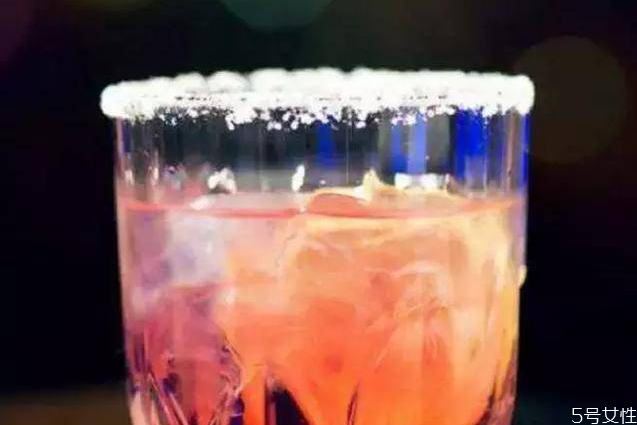 加盐的鸡尾酒的做法(为什么鸡尾酒加盐)