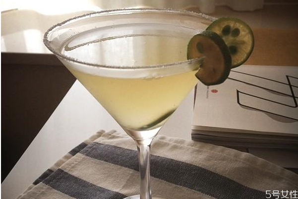 鸡尾酒的其它喝法(鸡尾酒的正确喝法) 鸡尾酒的其它喝法(鸡尾酒的正确喝法)