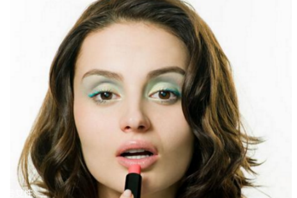 一支口红可以用多久(一支口红可以用多久才会过期)