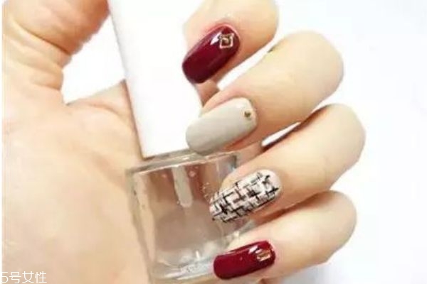 时尚暖风系美甲教程(简约风美甲图片)