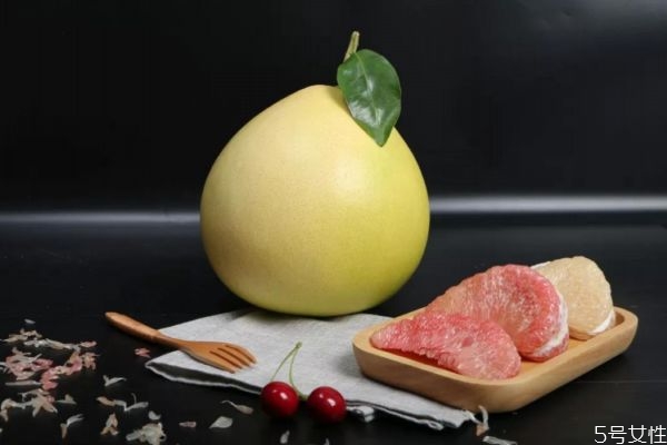 柚子不能和什么一起吃(柚子不能和什么一起吃会中毒)