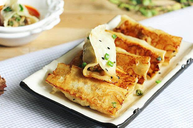饺子做锅贴的方法(饺子锅贴怎么做)