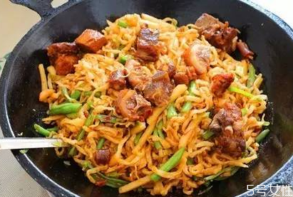 豆角焖面的做法(豆角焖面的做法视频)
