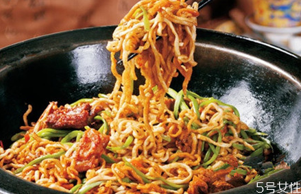 西红柿焖面的做法(西红柿焖面的做法大全)