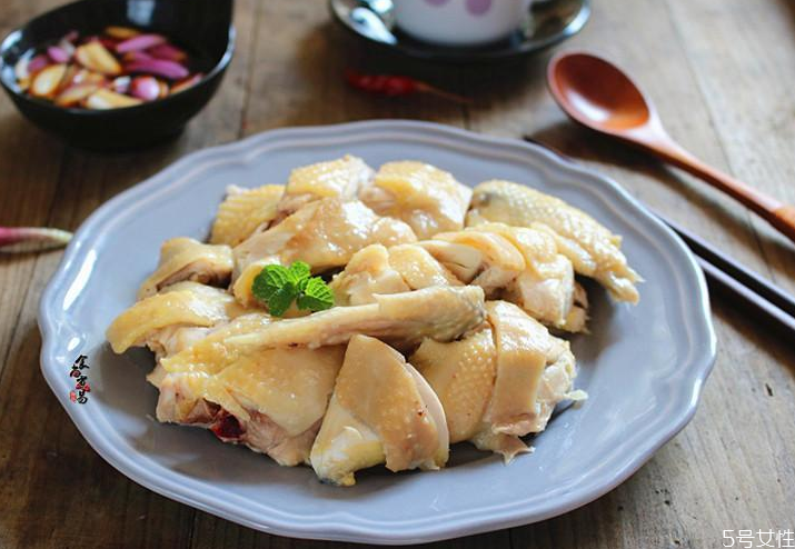 白切鸡的烹饪技巧(白切鸡窍门) 白切鸡的烹饪技巧(白切鸡窍门)
