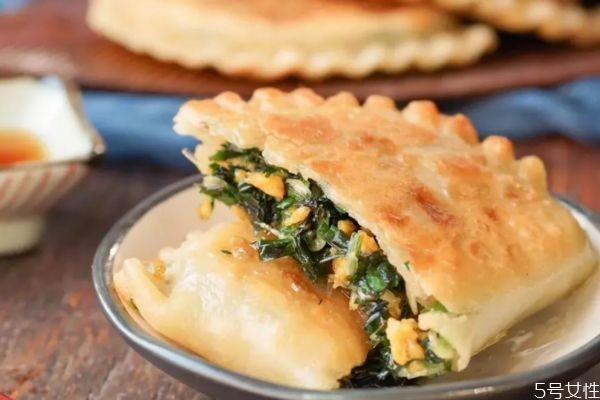 鸡蛋韭菜盒子的热量高吗(韭菜盒子热量高不高)