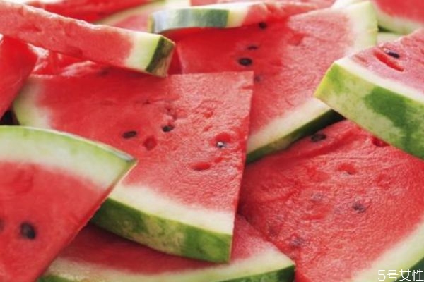 西瓜和什么不能一起吃(西瓜和什么不能一起吃?)