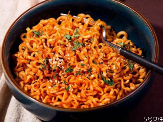 粉色火鸡面是拌面还是汤面(粉色火鸡面是拌面还是汤面)