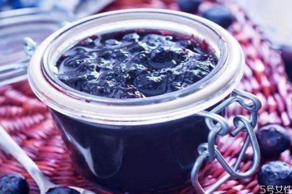 熬蓝莓酱的时候加不加水(熬蓝莓酱用放水吗?)