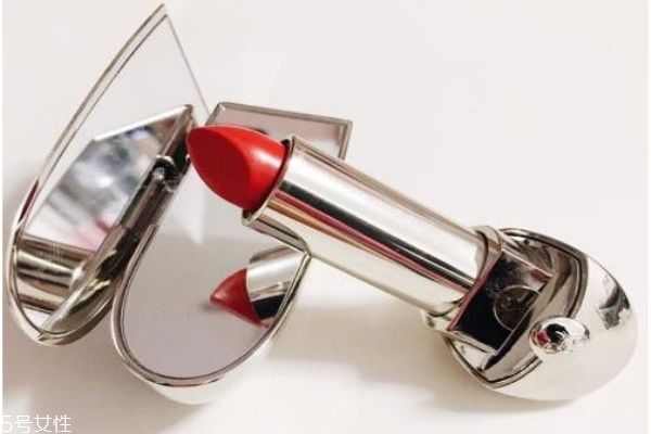 挑选口红时注意肤色和口红颜色的合理搭配(口红和肤色怎么搭配)