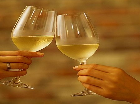 怎么辨别白葡萄是否过期(白葡萄酒变质怎样辨别)