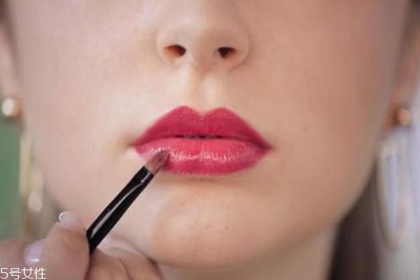 用唇刷涂口红注意4个细节(用唇刷涂口红的正确方法)