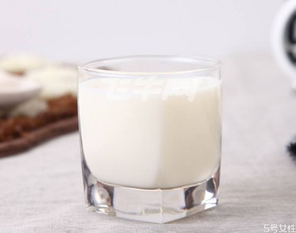 羊奶为什么比牛奶贵(羊奶和牛奶有什么区别)