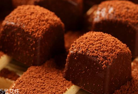 松露巧克力和普通巧克力哪种好吃(松露巧克力哪个好吃)