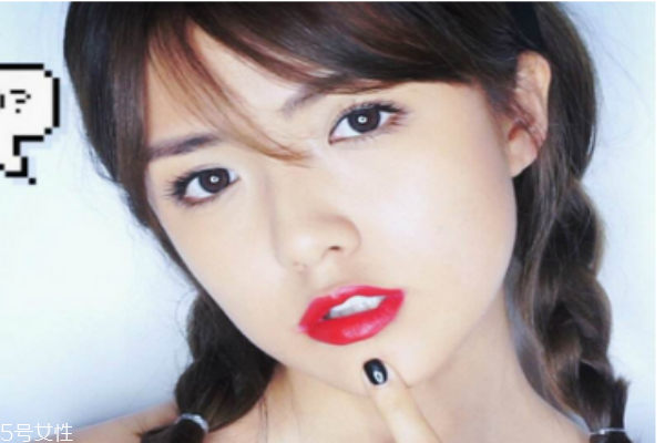 涂口红嘴唇起皮小妙招(涂口红嘴唇起皮小妙招)