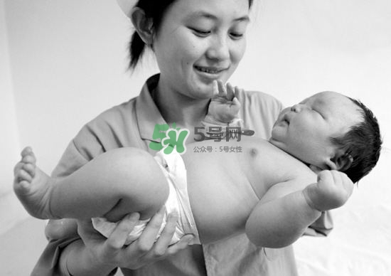 巨大儿不剖腹产会有什么危害(巨大儿剖腹产有何风险)