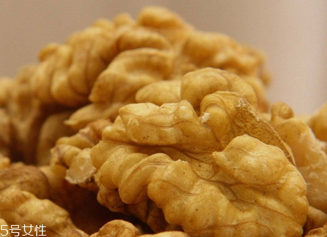 核桃仁上面白色物质是否发霉(核桃仁上面有白点是发霉吗)