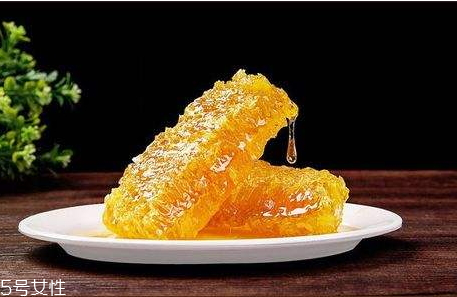 蜂巢蜜的常见吃法(蜂巢蜜的正确吃法)