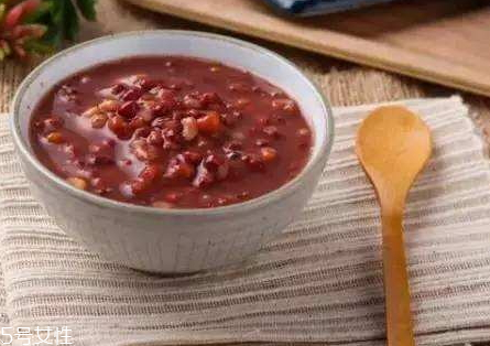 芡实薏米粥功效(芡实薏米粥功效)