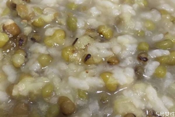 红豆绿豆粥的功效(红豆绿豆粥的功效和作用)