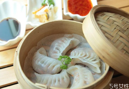 速冻饺子蒸多久才熟(蒸饺子需要多少分钟才熟)