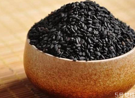 生芝麻和熟芝麻的区别(生芝麻和熟芝麻哪个更有营养)