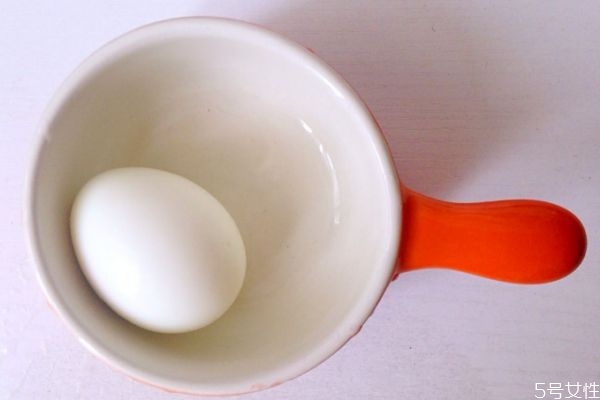 如何辨别熟鸡蛋是否变坏(如何判断熟鸡蛋坏了)