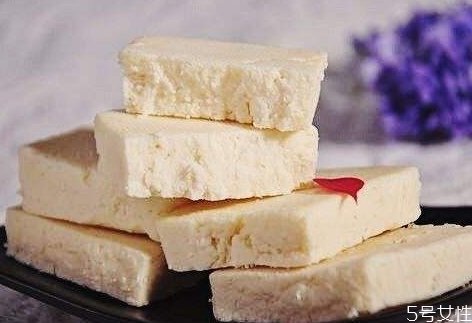 奶豆腐直接吃好还是蒸了吃好(奶豆腐直接吃好还是蒸了吃好)