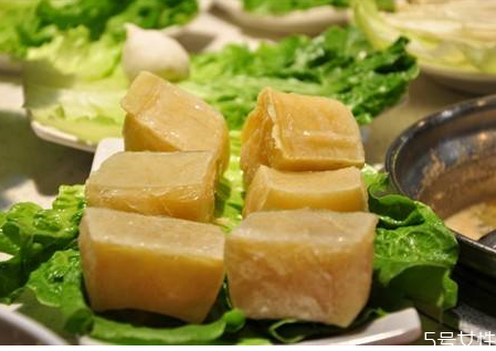 冻豆腐一年以上还能吃吗(冻豆腐一年了能吃吗)